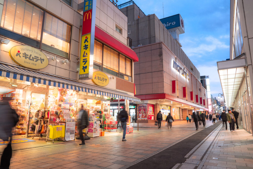 川越クレアモール新富町商店街の夕暮れ風景を撮影したホームページ用写真 夕暮れ時の柔らかな光と商店街の灯りを表現した川越クレアモールの写真 温かみのある街並みと地域の賑わいを撮影したクレアモール商店街のビジュアル 川越クレアモール新富町商店街振興組合のホームページ掲載用プロモーション写真 * 商店街の親しみやすさと夕景の空気感を表現した川越の街並み写真 街灯の暖かな光と人の流れを捉えたクレアモールの夕景撮影 地域の魅力と温もりを伝える川越商店街のプロモーションフォト 川越クレアモールの賑わいと夕暮れの空気感を切り取った写真作品