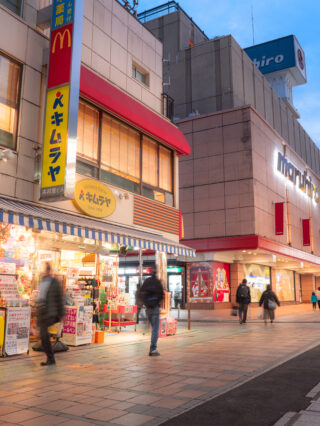 川越クレアモール新富町商店街の夕暮れ風景を撮影したホームページ用写真 夕暮れ時の柔らかな光と商店街の灯りを表現した川越クレアモールの写真 温かみのある街並みと地域の賑わいを撮影したクレアモール商店街のビジュアル 川越クレアモール新富町商店街振興組合のホームページ掲載用プロモーション写真 * 商店街の親しみやすさと夕景の空気感を表現した川越の街並み写真 街灯の暖かな光と人の流れを捉えたクレアモールの夕景撮影 地域の魅力と温もりを伝える川越商店街のプロモーションフォト 川越クレアモールの賑わいと夕暮れの空気感を切り取った写真作品